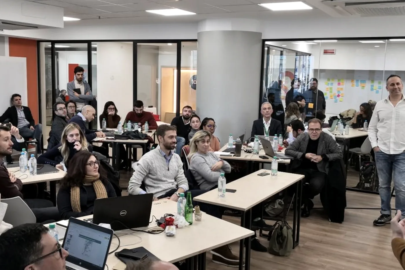 Gianluca Marzulli mentre presenta a una sala di partecipanti durante un workshop